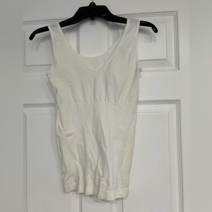 One black and one white shaping tank. Both are included. Never worn
